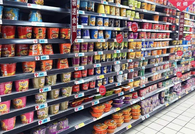 超市貨架何以屢屢告急？剖析四類易搶購食品背后的消費心理與市場邏輯