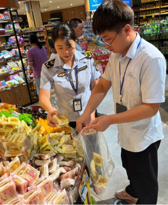 廣西興安縣市場監管局開展中秋月餅食品安全專項排查，保障節日期間食品銷售安全